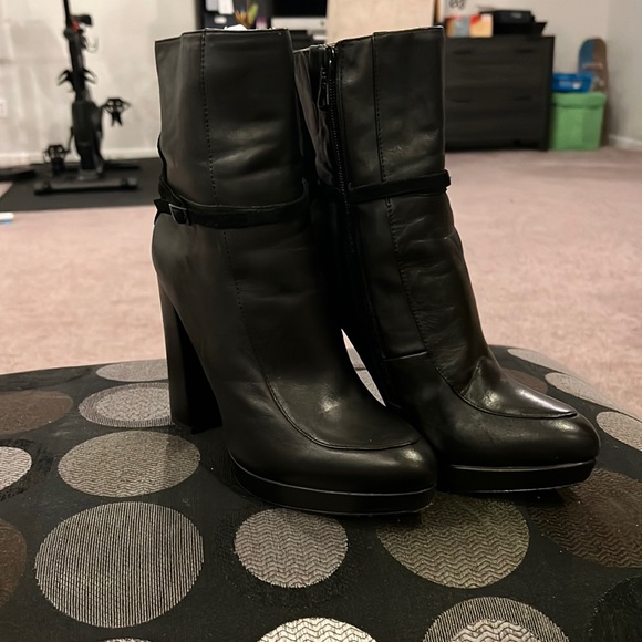 Like New!! BCBG, Max Azaria size 9 Black leather platform boot!! - Picture 1 of 3